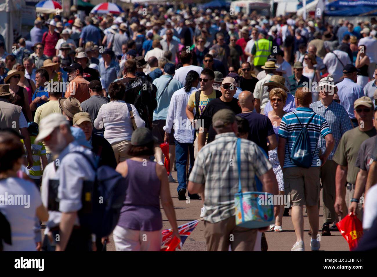 Une foule de spectateurs au Jubilee Air Show à l'Imperial War Museum à Duxford, Cambridgeshire, Angleterre, Royaume-Uni - photo : Geopix/Bill Mitchell Banque D'Images