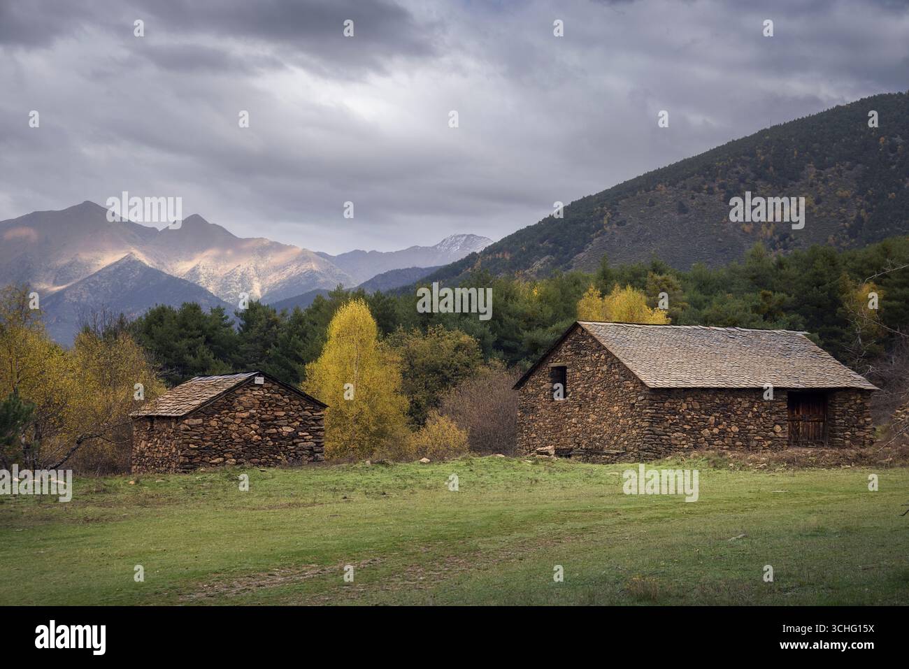 Au milieu des couleurs de l'automne, les maisons rustiques en pierre dans la forêt de Viros invitent à la réflexion paisible, la Catalogne Banque D'Images