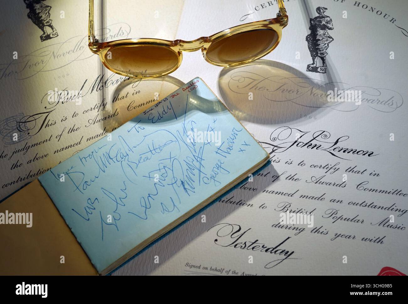 Une paire de 1966 certificats Ivor Novello pour « hier » décernés à Paul McCartney et John Lennon accompagnés d'une paire de lunettes de soleil des années 1970 censées avoir appartenu à John Lennon, un livre autographe avec des signatures pour les Beatles, Rolling Stones et d'autres artistes et une collection de photographies en noir et blanc des années 1960 de divers artistes, y compris les Beatles, Rolling Stones, Sony & cher, Bowie, Bob Dylan est exposé avant la vente de souvenirs rock and roll chez Catherine Southon Auctioneers & Valuers, à Chislehurst plus tard ce mois-ci. Date de la photo : mardi 2 septembre 2025. Banque D'Images