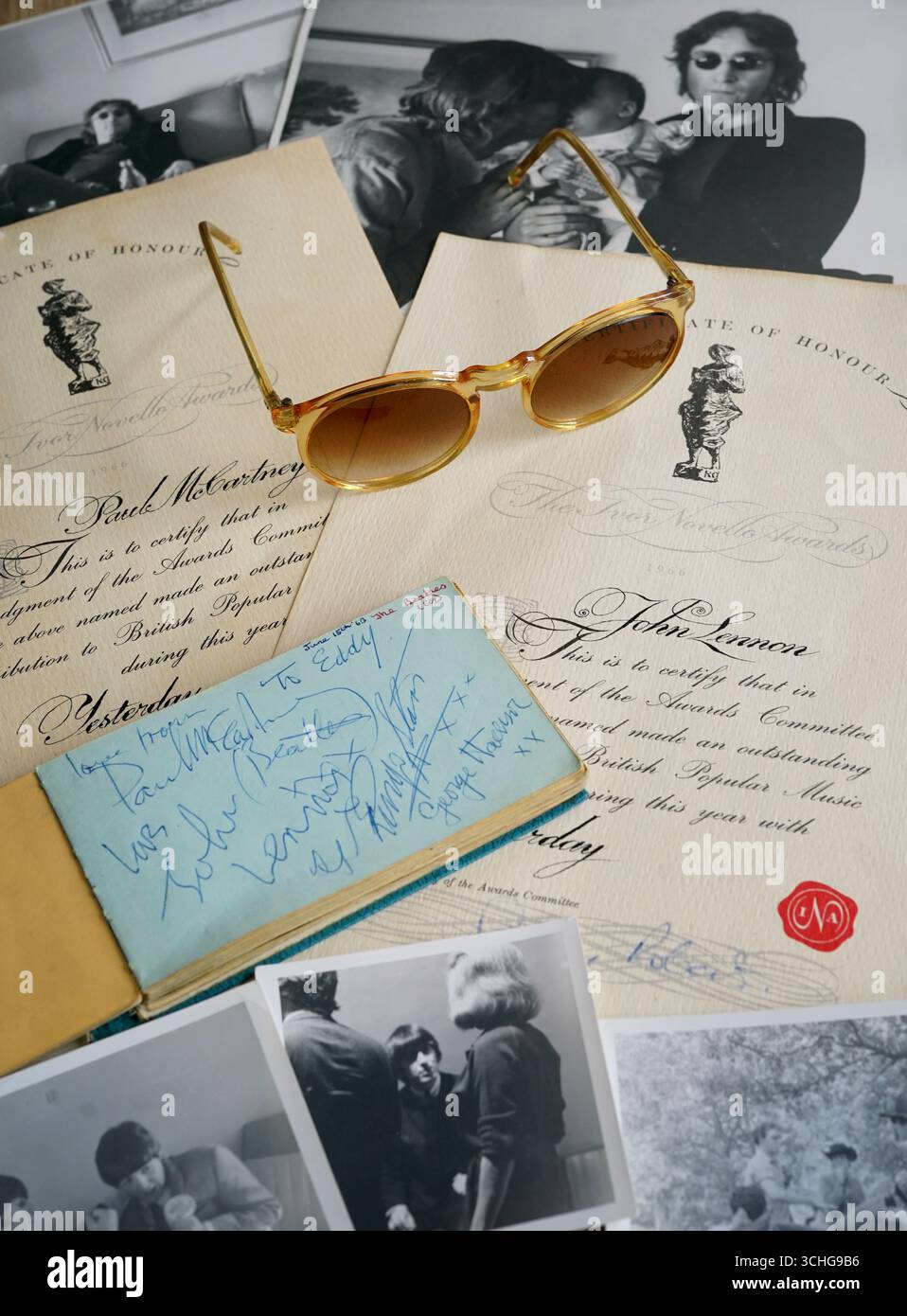 Une paire de 1966 certificats Ivor Novello pour « hier » décernés à Paul McCartney et John Lennon accompagnés d'une paire de lunettes de soleil des années 1970 censées avoir appartenu à John Lennon, un livre autographe avec des signatures pour les Beatles, Rolling Stones et d'autres artistes et une collection de photographies en noir et blanc des années 1960 de divers artistes, y compris les Beatles, Rolling Stones, Sony & cher, Bowie, Bob Dylan est exposé avant la vente de souvenirs rock and roll chez Catherine Southon Auctioneers & Valuers, à Chislehurst plus tard ce mois-ci. Date de la photo : mardi 2 septembre 2025. Banque D'Images