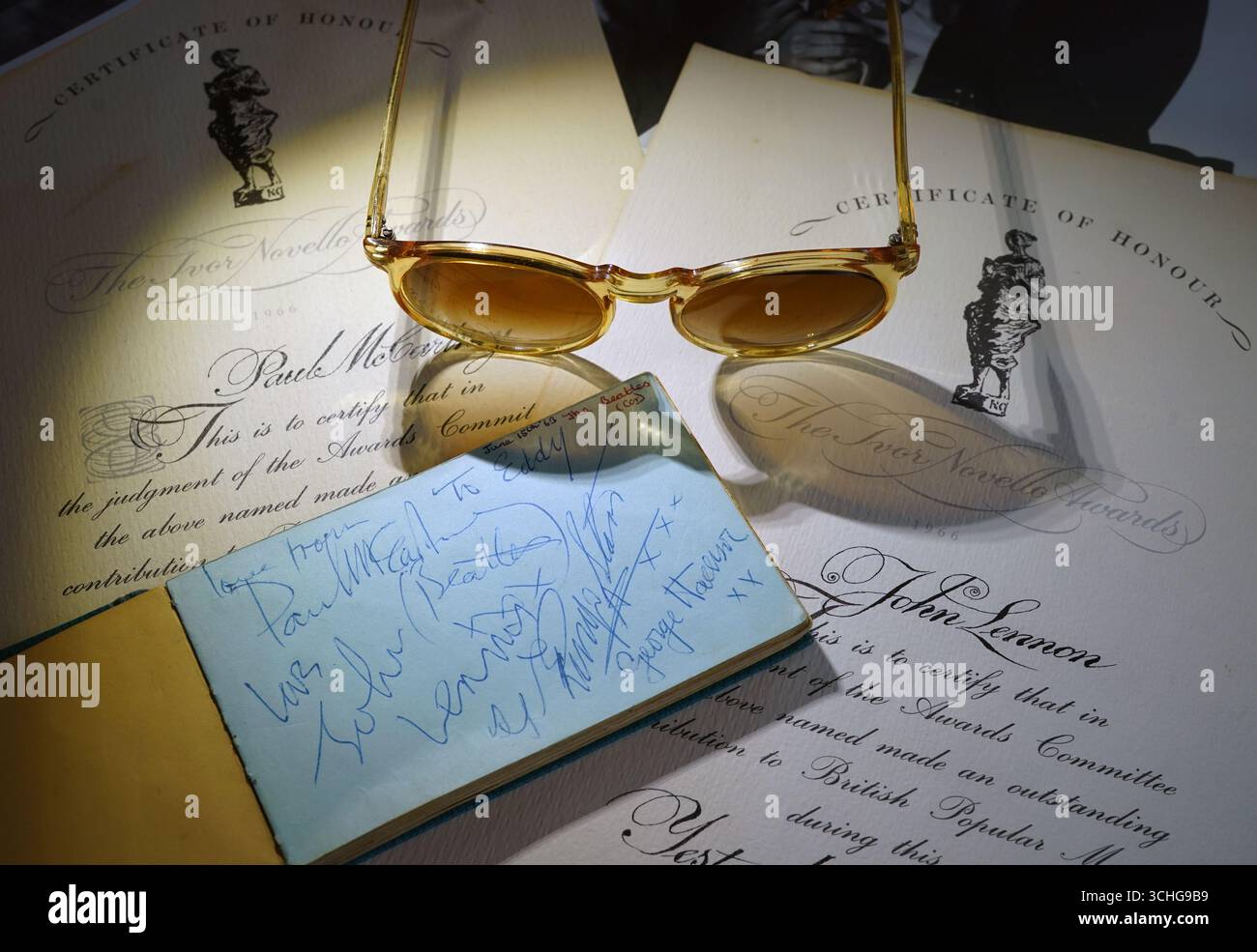 Une paire de 1966 certificats Ivor Novello pour « hier » décernés à Paul McCartney et John Lennon accompagnés d'une paire de lunettes de soleil des années 1970 censées avoir appartenu à John Lennon, un livre autographe avec des signatures pour les Beatles, Rolling Stones et d'autres artistes et une collection de photographies en noir et blanc des années 1960 de divers artistes, y compris les Beatles, Rolling Stones, Sony & cher, Bowie, Bob Dylan est exposé avant la vente de souvenirs rock and roll chez Catherine Southon Auctioneers & Valuers, à Chislehurst plus tard ce mois-ci. Date de la photo : mardi 2 septembre 2025. Banque D'Images