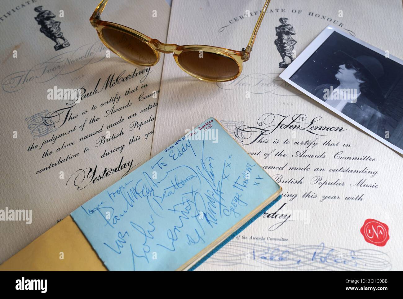 Une paire de 1966 certificats Ivor Novello pour « hier » décernés à Paul McCartney et John Lennon accompagnés d'une paire de lunettes de soleil des années 1970 censées avoir appartenu à John Lennon, un livre autographe avec des signatures pour les Beatles, Rolling Stones et d'autres artistes et une collection de photographies en noir et blanc des années 1960 de divers artistes, y compris les Beatles, Rolling Stones, Sony & cher, Bowie, Bob Dylan est exposé avant la vente de souvenirs rock and roll chez Catherine Southon Auctioneers & Valuers, à Chislehurst plus tard ce mois-ci. Date de la photo : mardi 2 septembre 2025. Banque D'Images