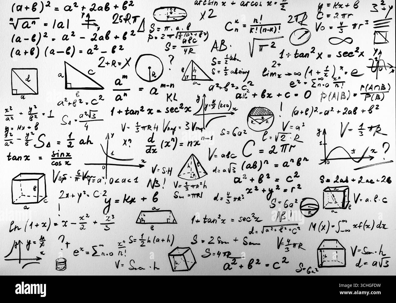 Équations mathématiques sur fond blanc. Concept de base scientifique. Photo de haute qualité Banque D'Images