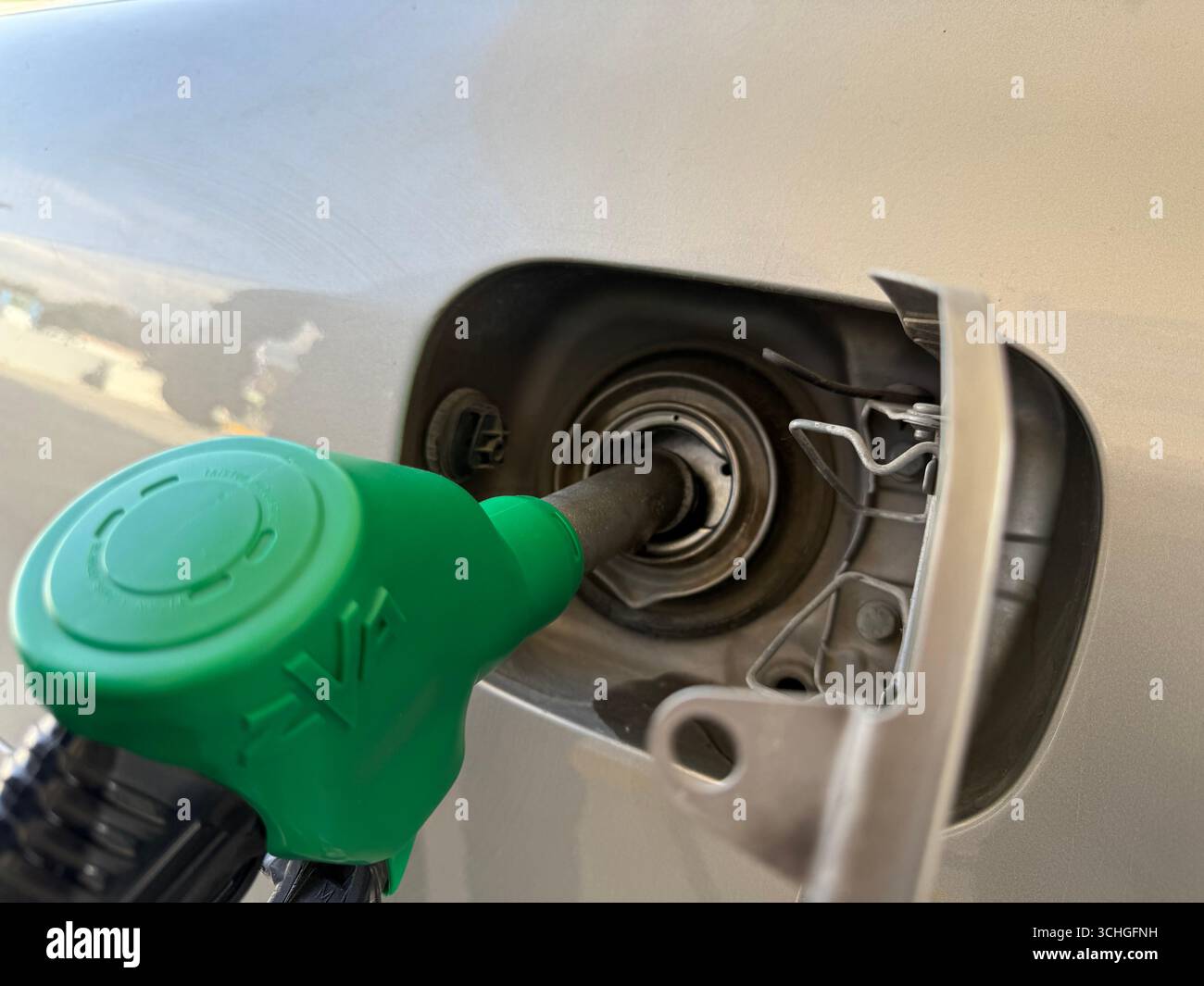 Ravitaillement en carburant dans une station-service. Gros plan sur la photographie d'une voiture et d'une station-service. Banque D'Images