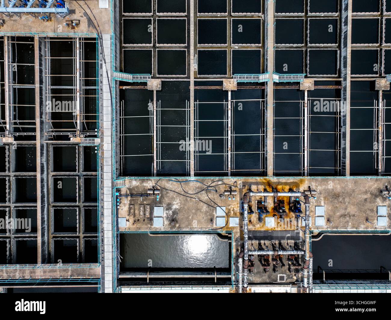 Infrastructure industrielle de gestion de l'eau comprenant des piscines de traitement et des systèmes de recyclage conçus pour l'efficacité énergétique et la durabilité. Banque D'Images