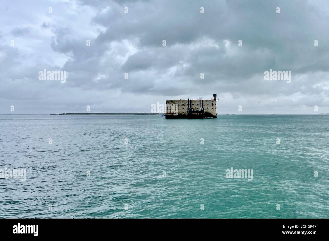 Ile Oléron, France. 30 août 2025. La côte atlantique française, Fort Boyard face à l'île de l'Oréron dans les Charentes Maritimes, région Nouvelle Aquitaine. 30 août 2025, ouest de la France. Photo de Nicolas Roses/ABACAPRESS.COM crédit : Abaca Press/Alamy Live News Banque D'Images