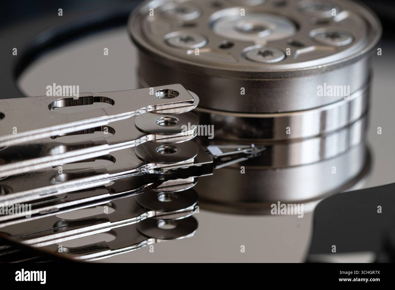 Gros plan du bras de l'actionneur dans le disque dur, qui fait partie du disque dur Banque D'Images