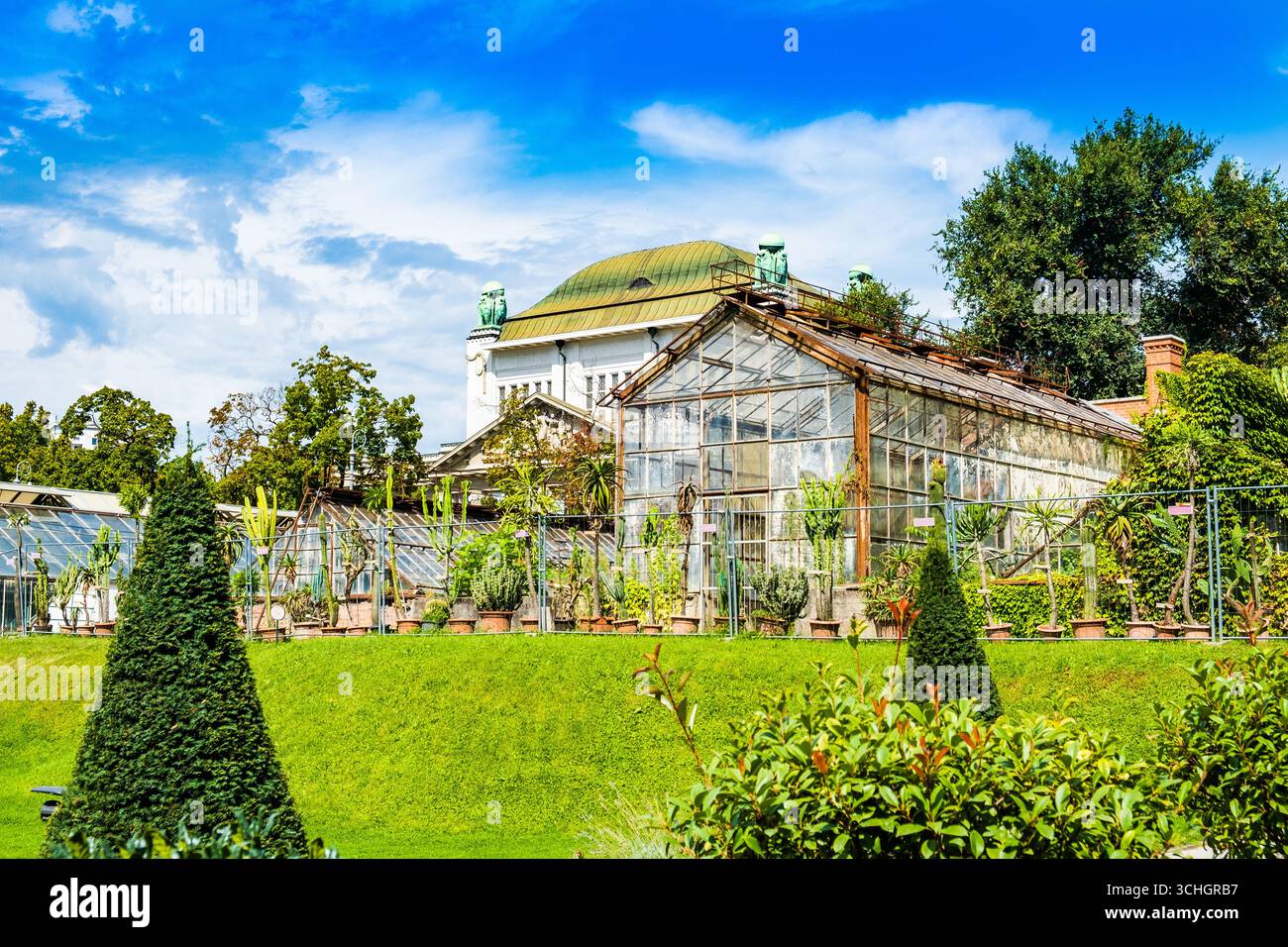 Jardin botanique de Zagreb, Croatie, bâtiment des archives historiques (ancienne bibliothèque nationale) en arrière-plan. Banque D'Images