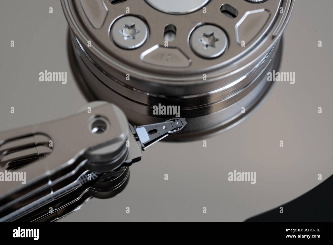 Gros plan des pièces à l'intérieur du disque dur, du bras de l'actionneur avec tête de lecture/écriture et des plateaux de maintien de l'axe Banque D'Images