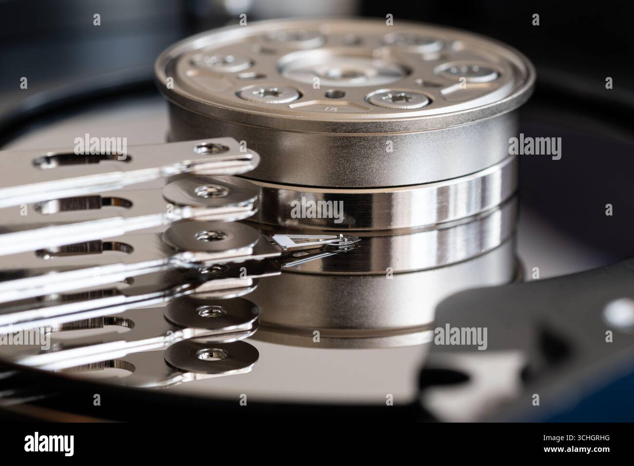 Gros plan des pièces à l'intérieur du disque dur, du bras de l'actionneur avec tête de lecture/écriture et des plateaux de maintien de l'axe Banque D'Images