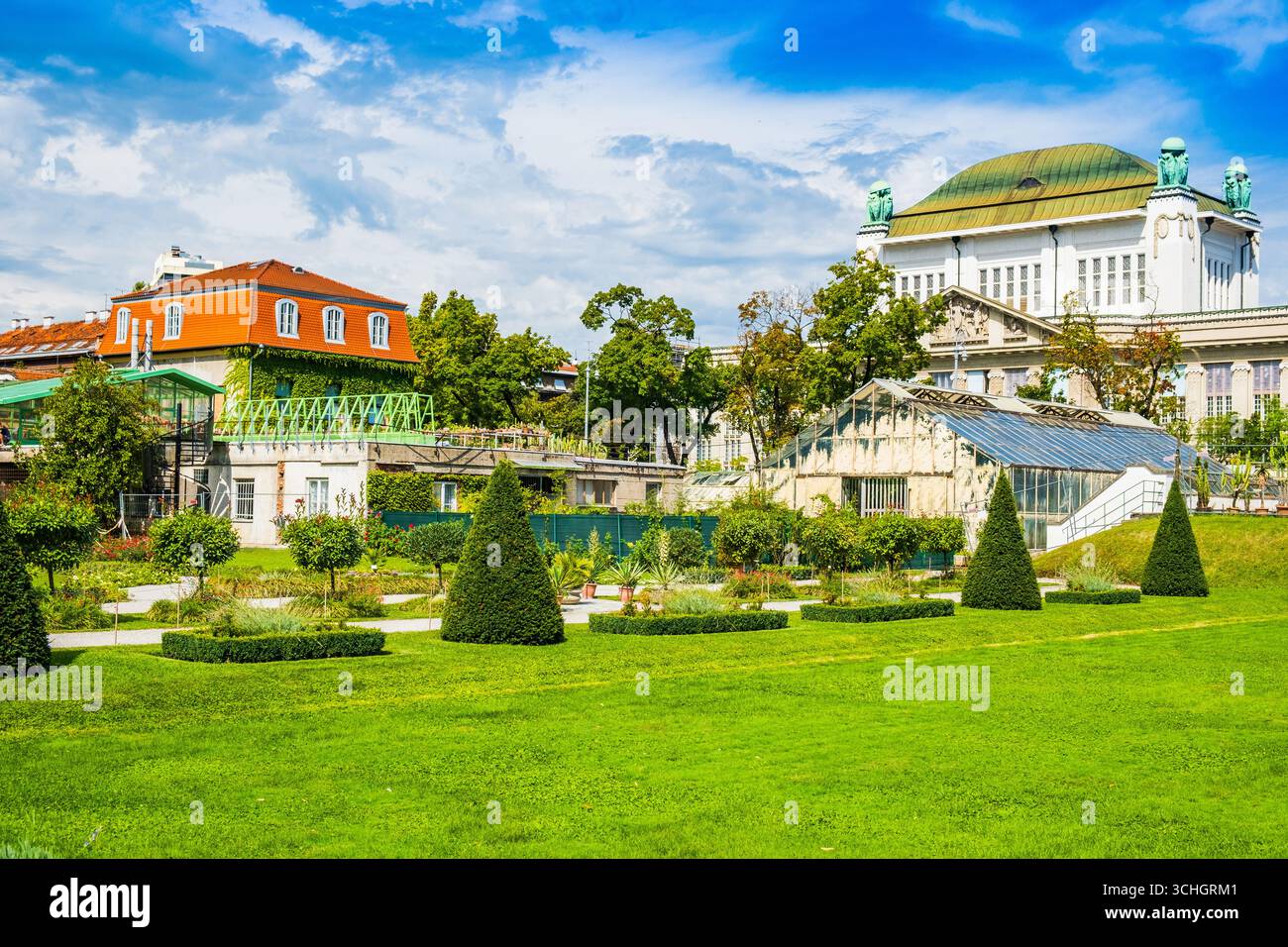 Jardin botanique de Zagreb, Croatie, bâtiment des archives historiques (ancienne bibliothèque nationale) en arrière-plan. Banque D'Images