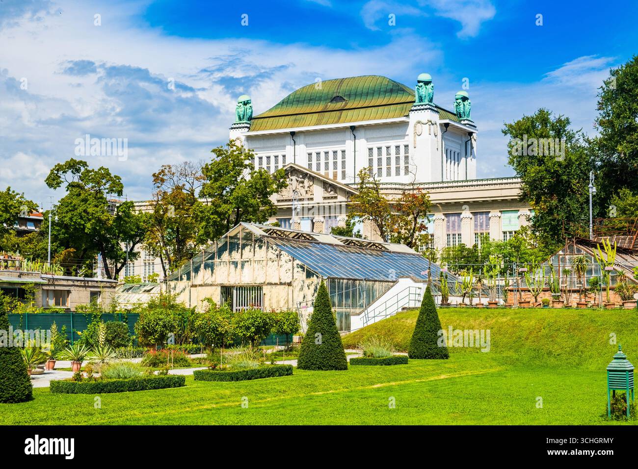 Jardin botanique de Zagreb, Croatie, bâtiment des archives historiques (ancienne bibliothèque nationale) en arrière-plan. Banque D'Images