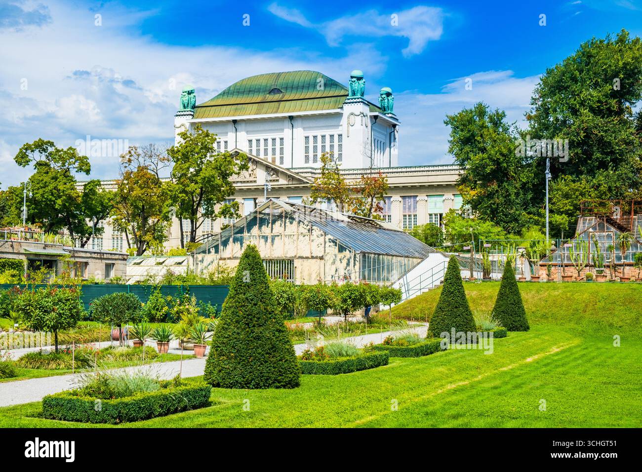 Jardin botanique de Zagreb, Croatie, bâtiment des archives historiques (ancienne bibliothèque nationale) en arrière-plan. Banque D'Images
