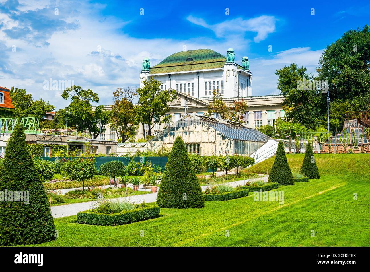 Jardin botanique de Zagreb, Croatie, bâtiment des archives historiques (ancienne bibliothèque nationale) en arrière-plan. Banque D'Images