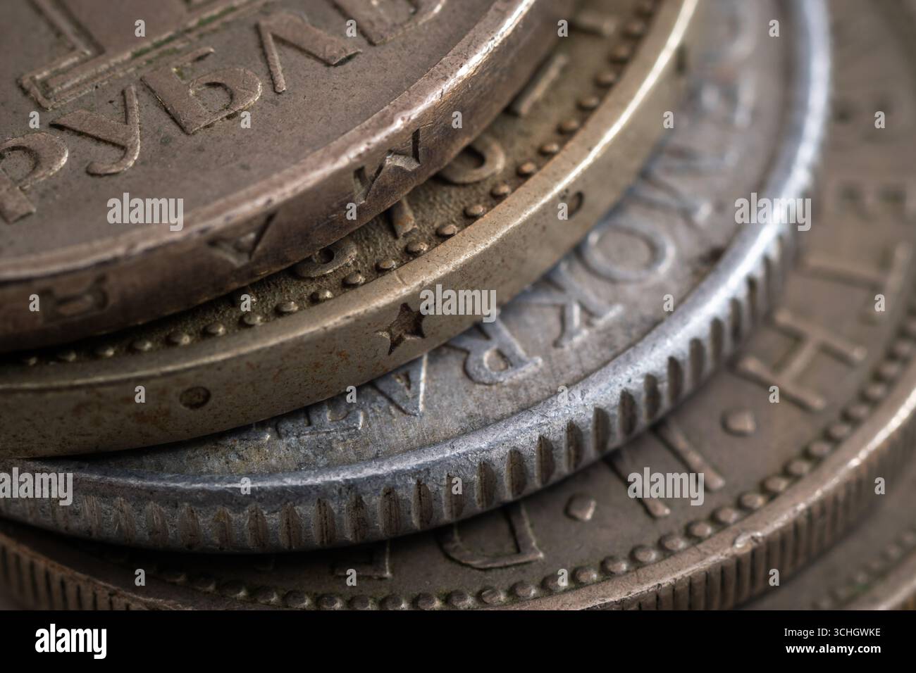 Plusieurs pièces de monnaie empilées se rapprochent, des pièces de monnaie non circulées avec corrosion, bosses et rayures endommagées, les bords sont rodés, décorés et avec inscription Banque D'Images