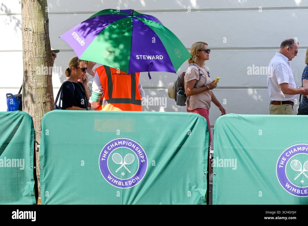 Wimbledon, Londres, Angleterre, Royaume-Uni - 4 juillet 2025 : les gens font la queue sur la voie publique devant le All England Lawn Tennis and Croquet Club Banque D'Images