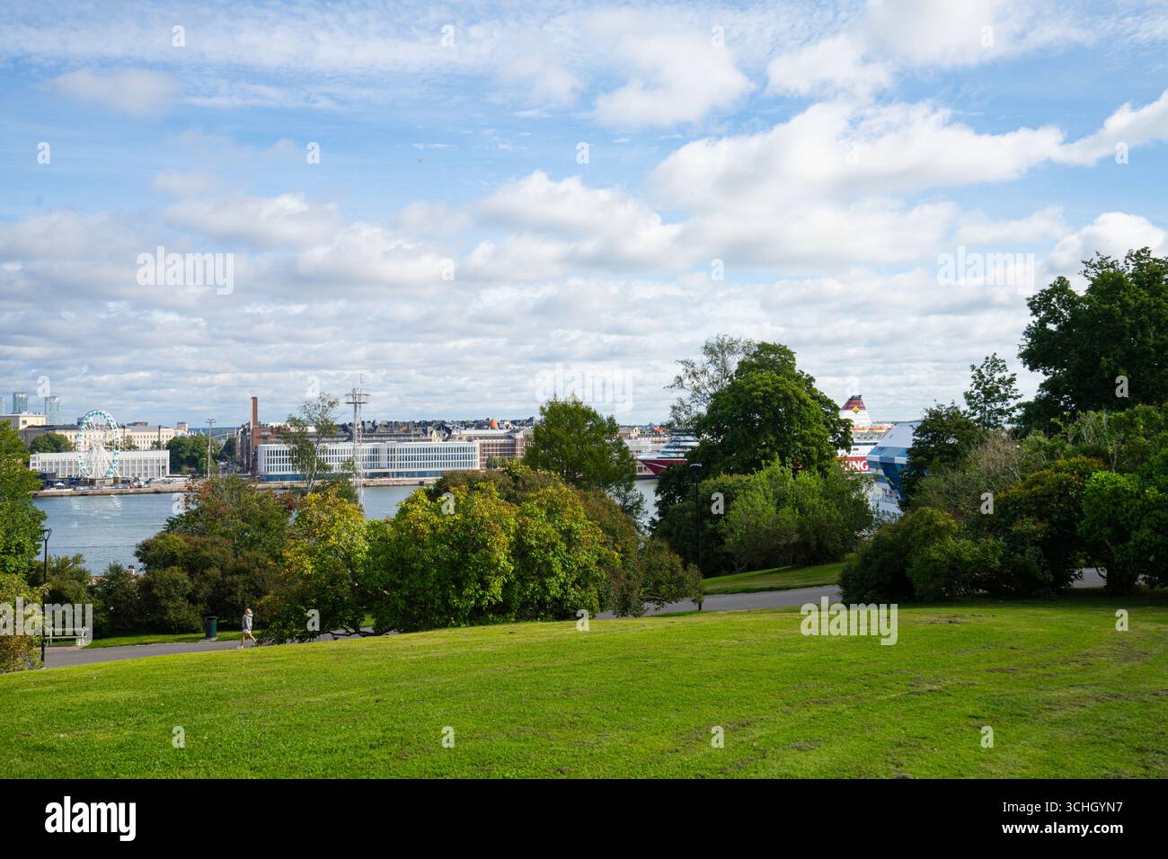 Helsinki, Finlande. Août 27 2025. Vue panoramique sur l'Observatoire Mountain Park dans le centre-ville Banque D'Images