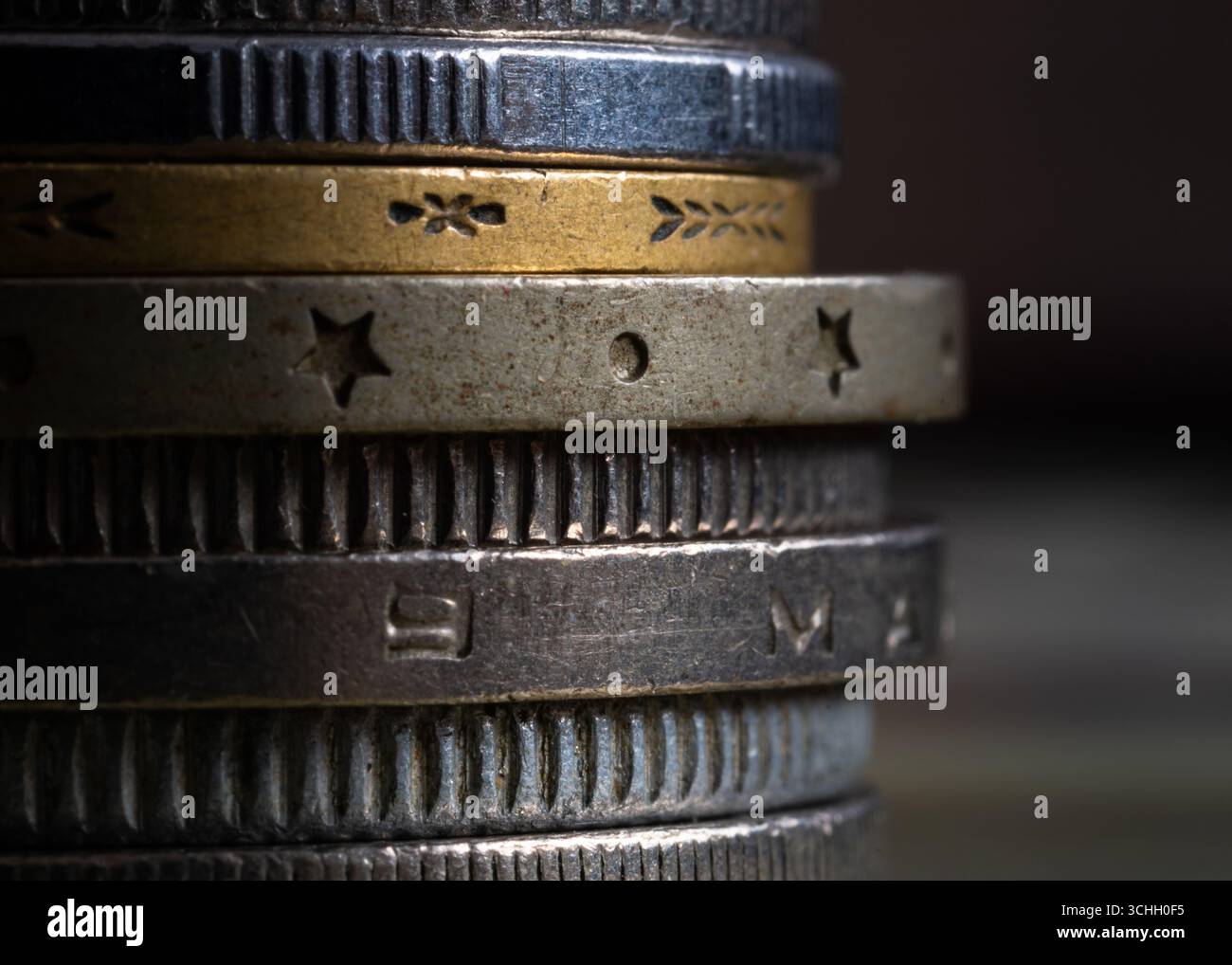Pile de diverses pièces de monnaie en gros plan, les bords de pièce sont rodés et décorés avec des formes et des lettres, monnaie en métal non circulé avec corrosion et vis Banque D'Images