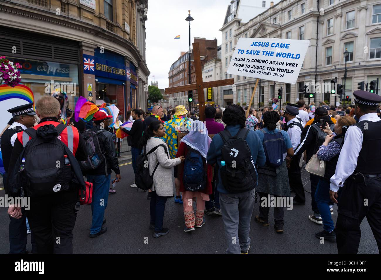 Un groupe religieux est vu comme les spectateurs se rassemblent lors de la parade annuelle Pride in London dans le centre de Londres, célébrant la diversité de Londres et LGBTQ+ Banque D'Images
