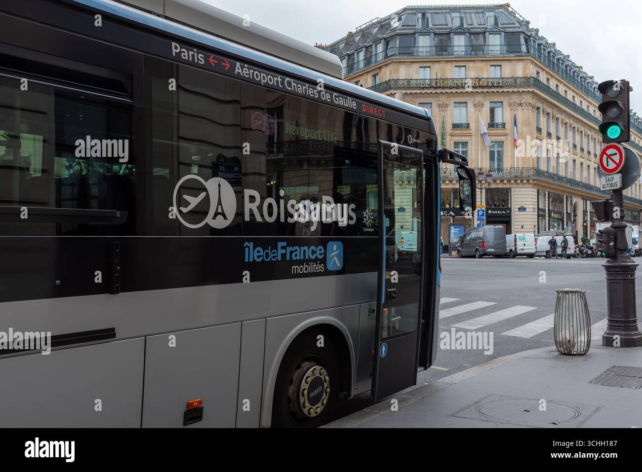 Paris, France, 09.02.2025. Le bus Roissy est un bus direct qui relie le centre de Paris (Opéra) à l'aéroport Charles de Gaulle Banque D'Images
