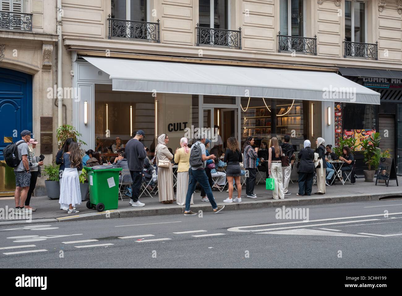 Paris, France, 08.31.2025. Les gens font la queue pour entrer dans le café Cult de la rue la Fayette dans le 9ème arrondissement de Paris Banque D'Images