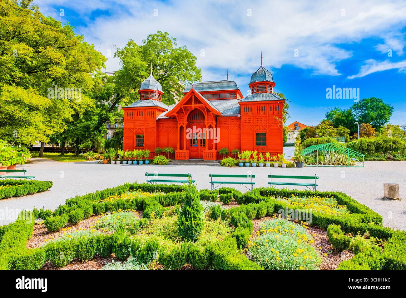 Pavillon public en bois dans le jardin botanique de Zagreb, capitale de la Croatie Banque D'Images