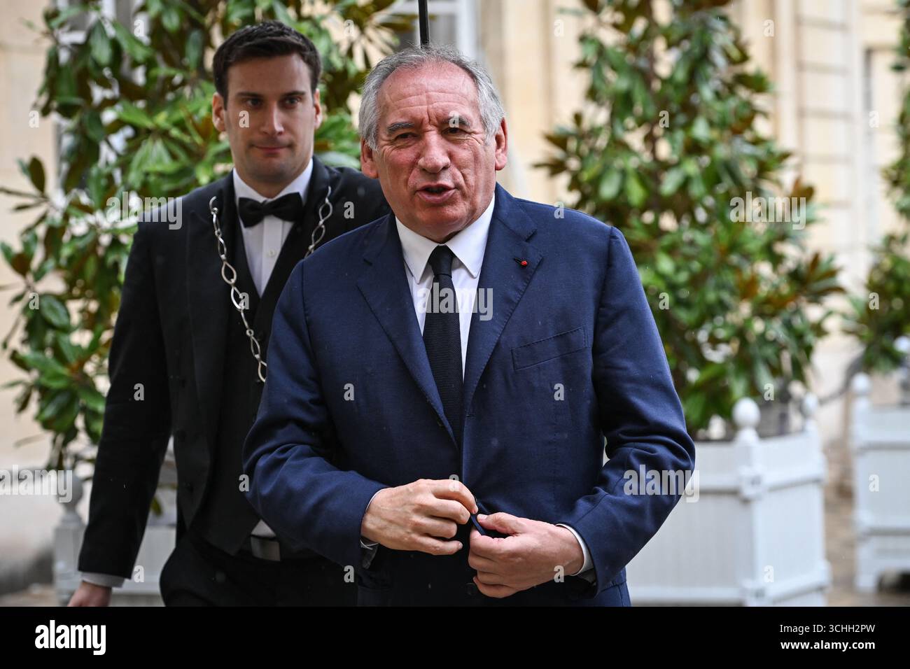 Paris, France. 02 septembre 2025. Le premier ministre français François Bayrou arrive à l’Hôtel de Matignon à Paris alors qu’il rencontre les dirigeants des partis politiques le 2 septembre 2025. Photo de Firas Abdullah/ABACAPRESS.COM crédit : Abaca Press/Alamy Live News Banque D'Images