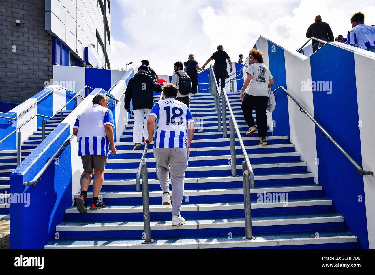 Les fans arrivent pour le match de premier League entre Brighton et Hove Albion et Manchester City au American Express Stadium , Brighton , Royaume-Uni - 31 août 2025 photo Simon Dack / images téléphoto usage éditorial seulement. Pas de merchandising. Pour Football images, les restrictions FA et premier League s'appliquent inc. aucune utilisation d'Internet/mobile sans licence FAPL - pour plus de détails, contactez Football Dataco Banque D'Images