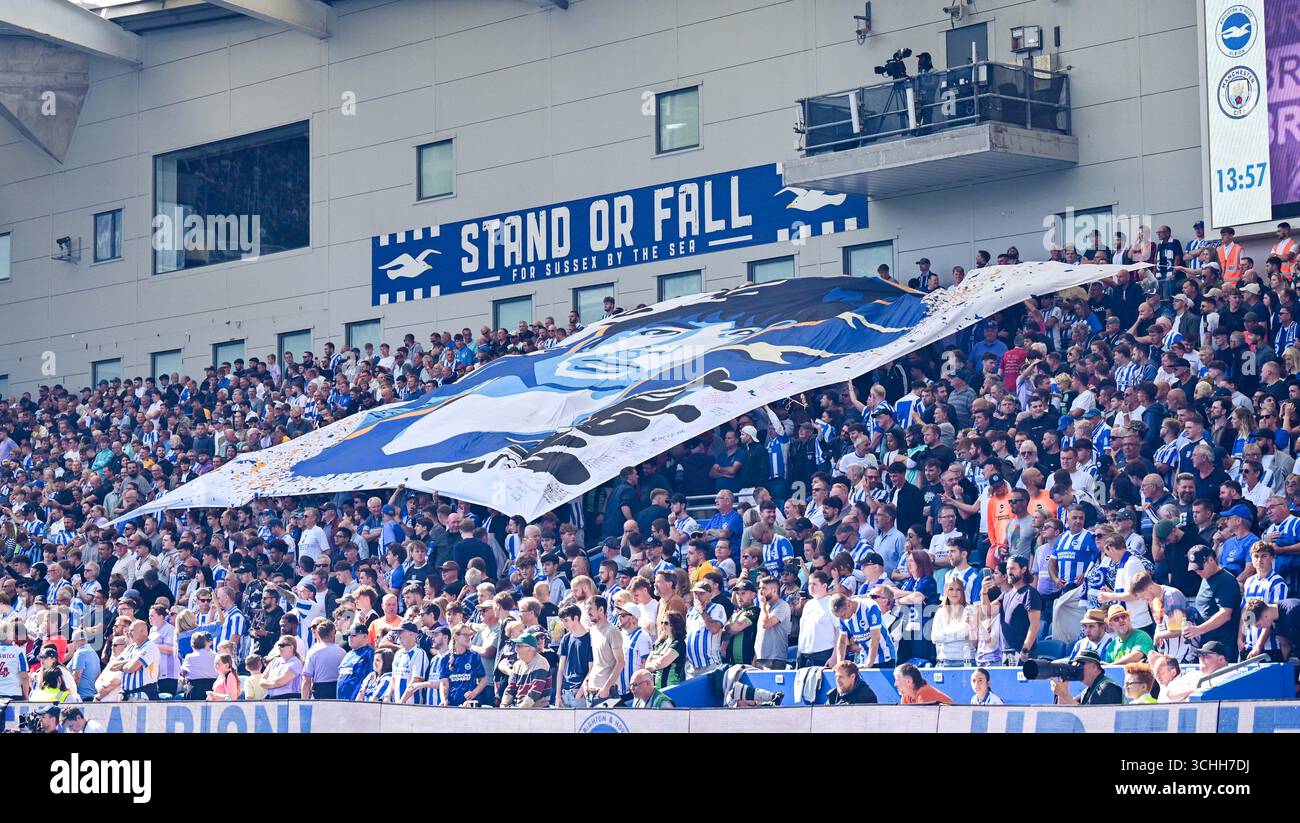 Les fans de Brighton dans le Nord se tiennent pendant le match de premier League entre Brighton et Hove Albion et Manchester City au stade American Express , Brighton , Royaume-Uni - 31 août 2025 photo Simon Dack / images téléphoto usage éditorial seulement. Pas de merchandising. Pour Football images, les restrictions FA et premier League s'appliquent inc. aucune utilisation d'Internet/mobile sans licence FAPL - pour plus de détails, contactez Football Dataco Banque D'Images