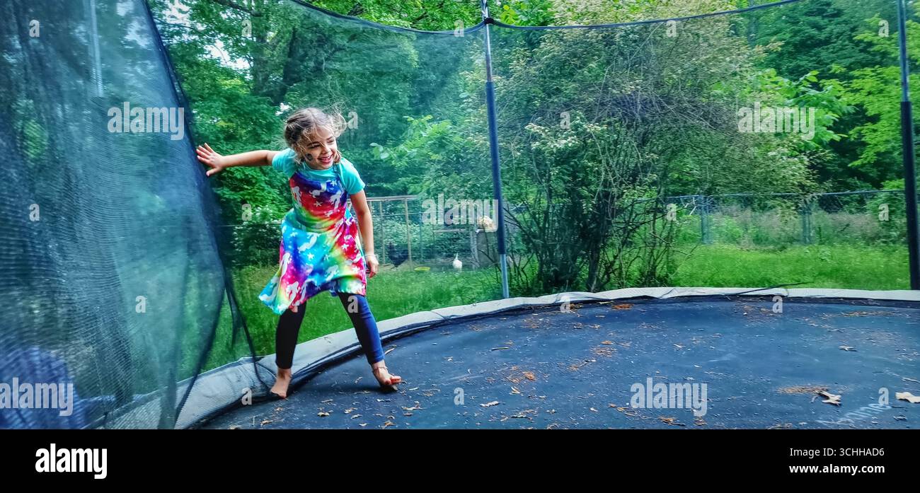Fille s'amusant sur un trampoline Banque D'Images