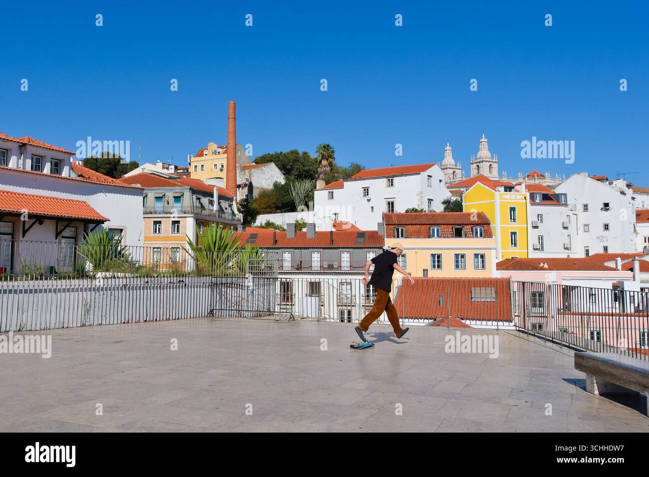 Jeune homme skateboard dans la vieille ville Alfama Lisbonne Portugal Banque D'Images