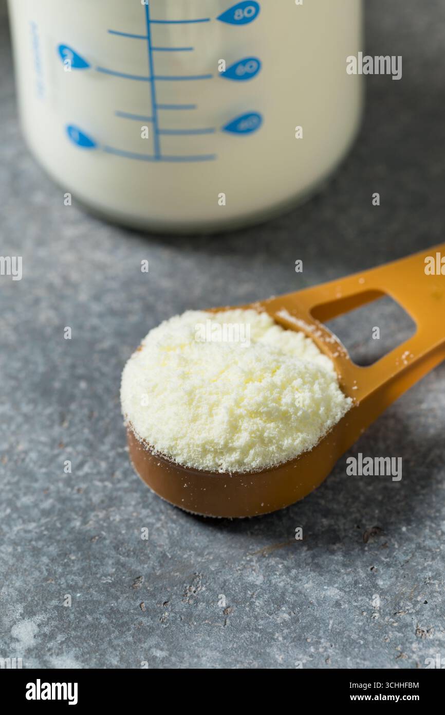 Formule pour bébé en poudre sèche biologique pour une bouteille Banque D'Images