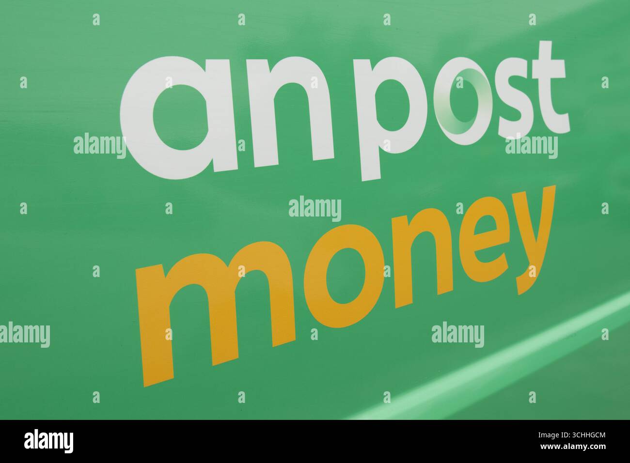 An Post Money Words sur le côté d'un van Irish Post. Banque D'Images