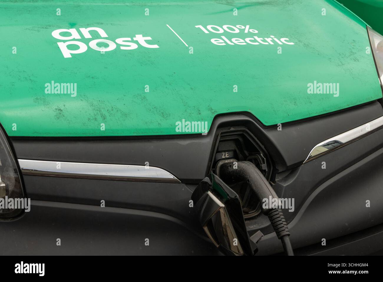 Fourgonnette électrique Irish postal service chargeant au dépôt postal de Skibbereen, West Cork, Irlande. Banque D'Images