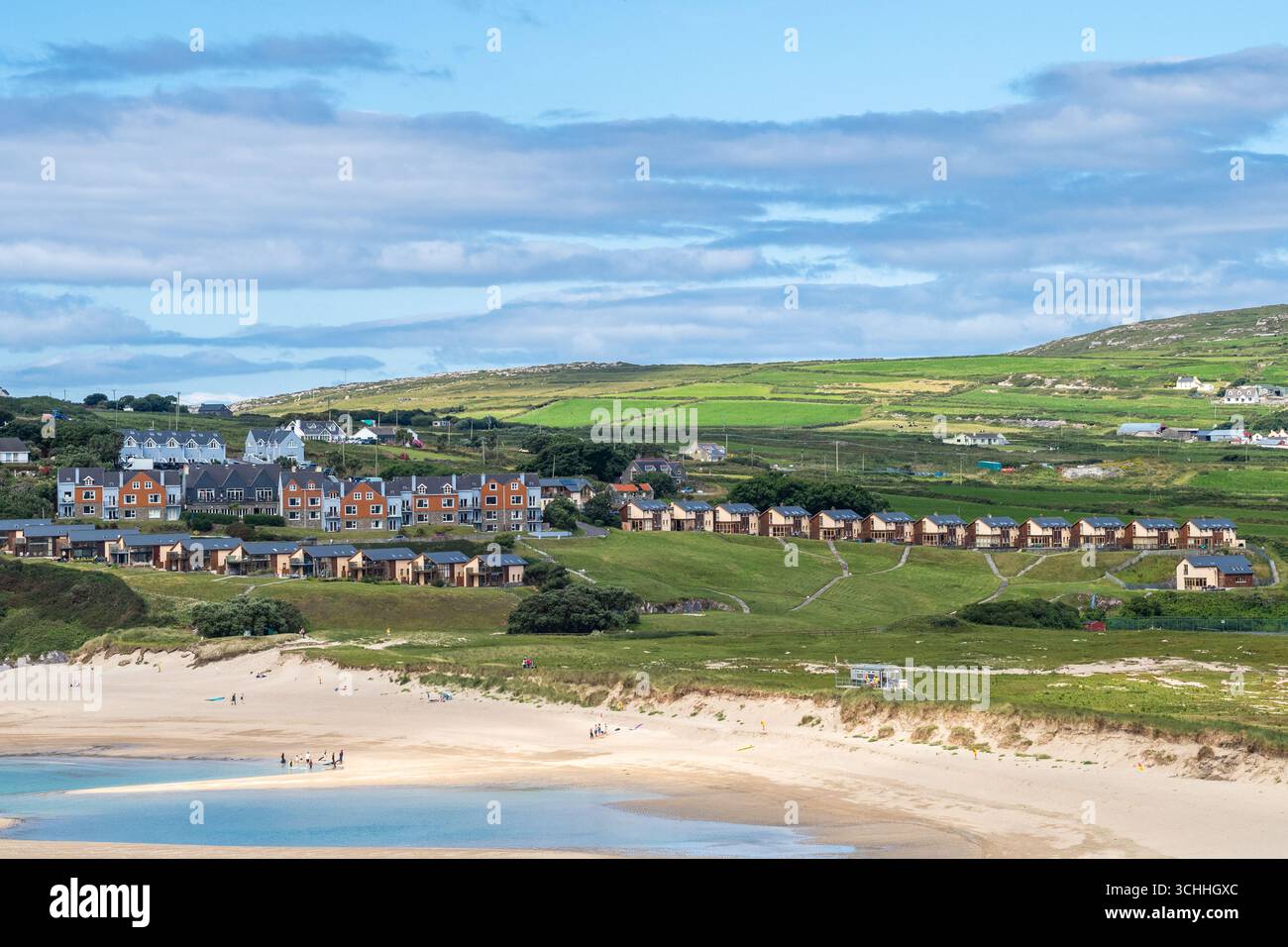 Maisons de vacances surplombant Barleycove Beach, West Cork, Irlande. Banque D'Images