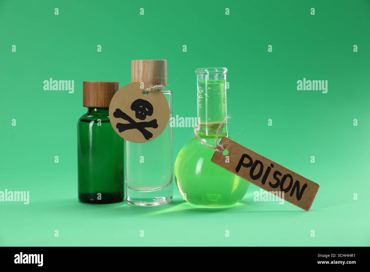 Bouteilles de poisons avec signe d'avertissement sur fond vert Banque D'Images