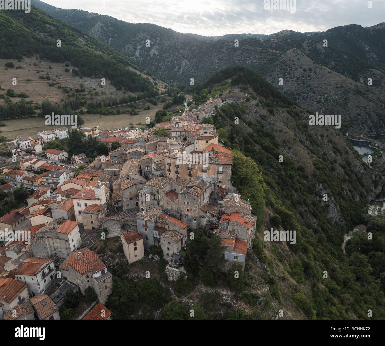 Vue aérienne de l'ancien village accroché à la montagne, toits en terre cuite en cascade, une scène intemporelle de beauté rustique, Villalago, Abruzzes, Italie. Banque D'Images
