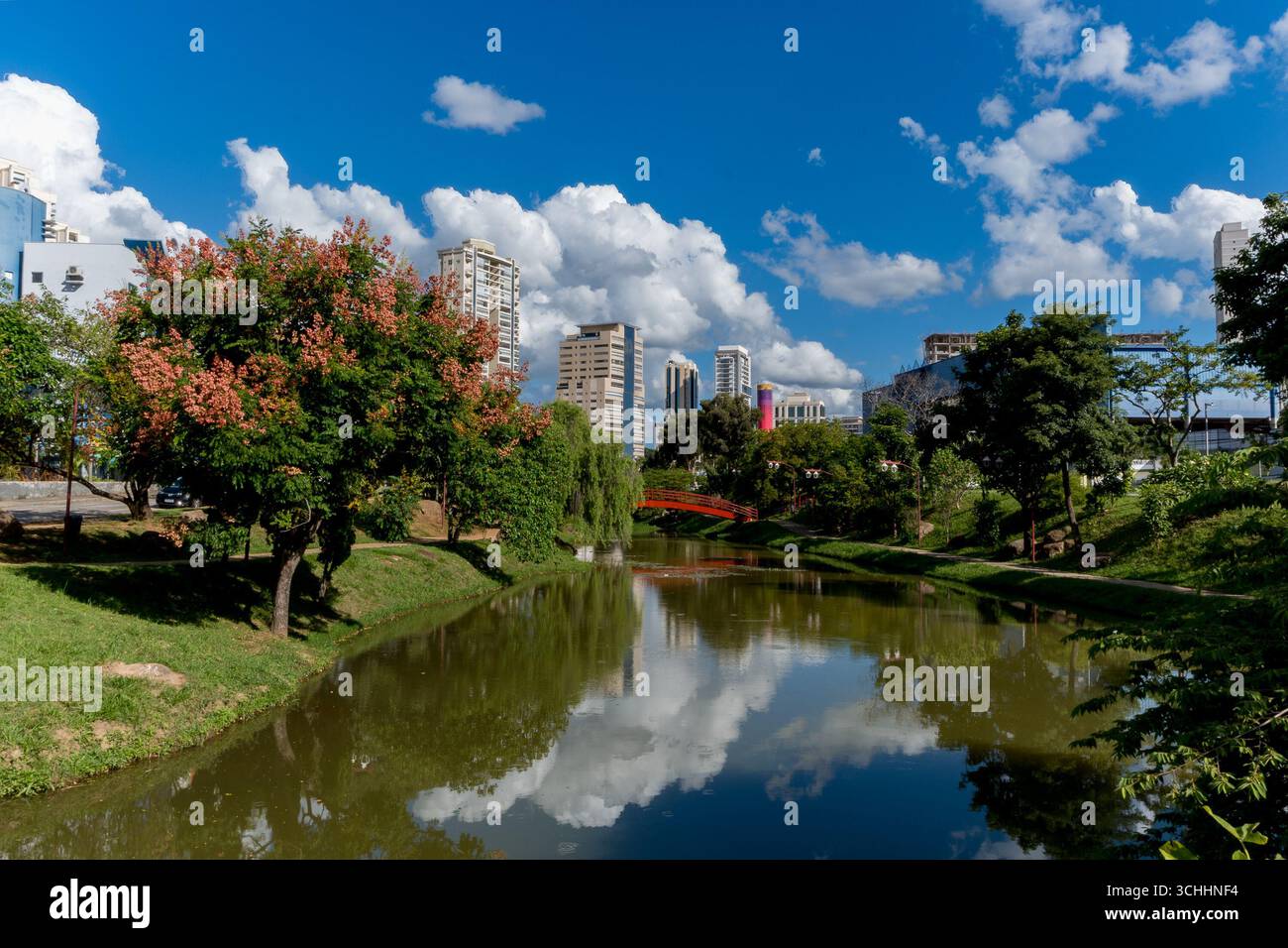 Parc Kassato Maru à Sorocaba, Sao Paulo, Brésil. Espace vert urbain dédié à l'histoire de l'immigration japonaise, avec aménagement paysager, sentiers pédestres, a Banque D'Images