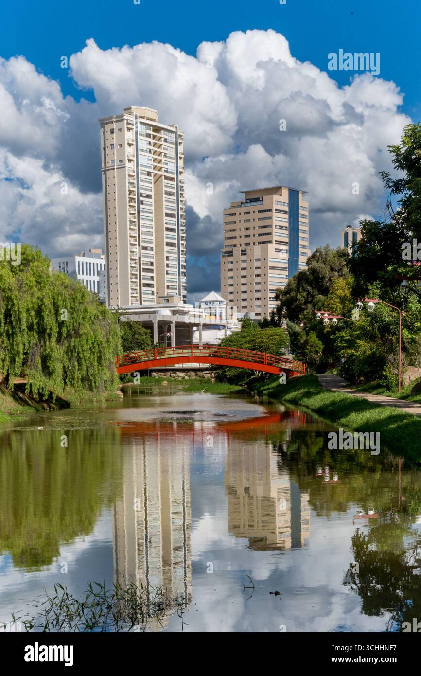 Parc Kassato Maru à Sorocaba, São Paulo, Brésil, avec un monument commémoratif dédié à l'immigration japonaise, entouré d'espaces verts et Banque D'Images