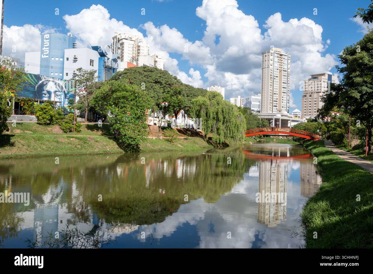 Parc Kassato Maru à Sorocaba, São Paulo, Brésil, avec un monument commémoratif dédié à l'immigration japonaise, entouré d'espaces verts et Banque D'Images