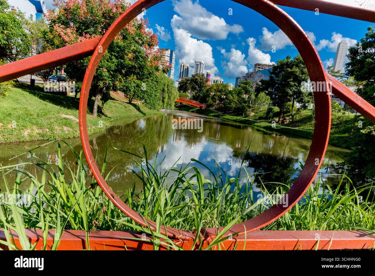 Parc Kassato Maru à Sorocaba, São Paulo, Brésil, avec un monument commémoratif dédié à l'immigration japonaise, entouré d'espaces verts et Banque D'Images