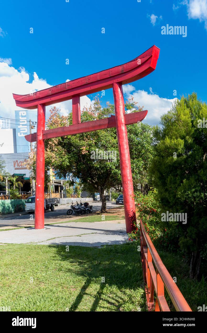 Parc Kassato Maru à Sorocaba, São Paulo, Brésil, avec un monument commémoratif dédié à l'immigration japonaise, entouré d'espaces verts et Banque D'Images