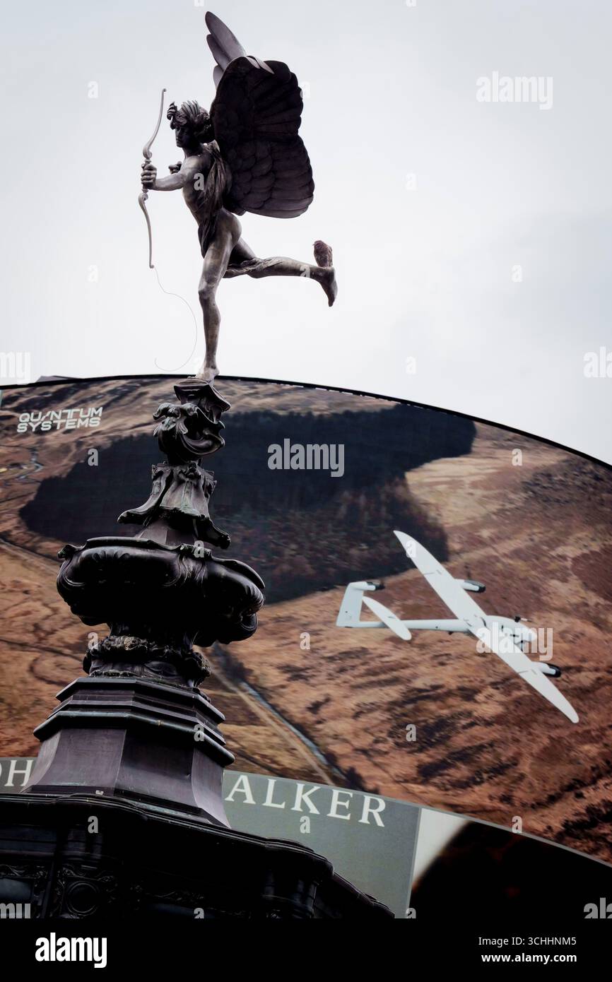 Alors que Londres se prépare à accueillir le salon DSEI (Defence and Security Equipment International), un panneau publicitaire pour « Quantum Systems » présente un avion aérien sans pilote à côté de la sculpture Eros au Piccadilly Circus, le 2 septembre 2025, à Londres, en Angleterre. Quantum Systems se spécialise dans le développement, la conception et la production de systèmes aériens sans pilote multicapteurs avancés (UAS) qui collectent des renseignements aériens. Banque D'Images