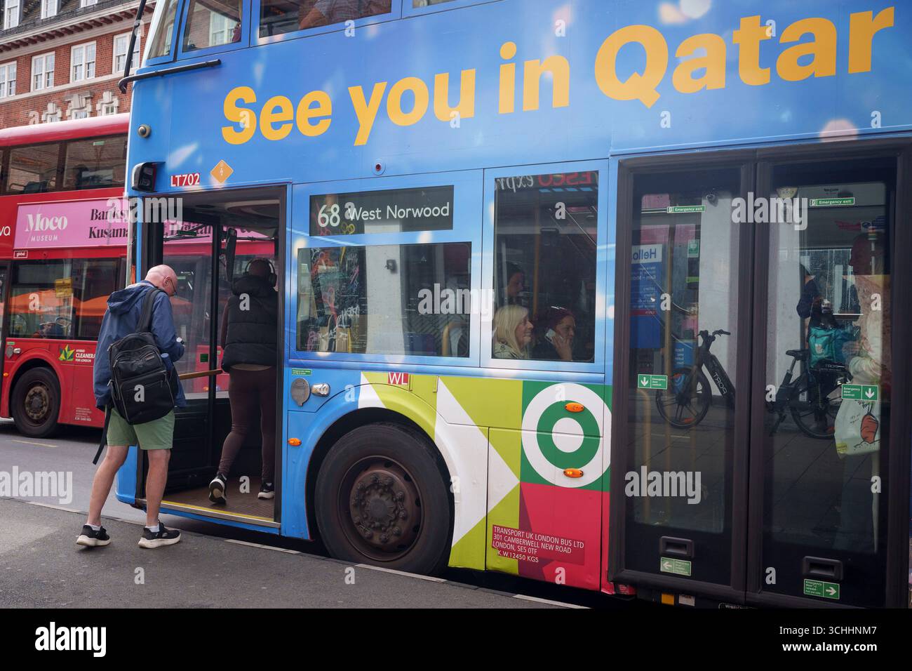 Une publicité enveloppante est vue dans un bus londonien faisant la promotion de la Coupe arabe de la FIFA qui aura lieu au Qatar en 2026, le 2 septembre 2025, à Londres, en Angleterre. Banque D'Images