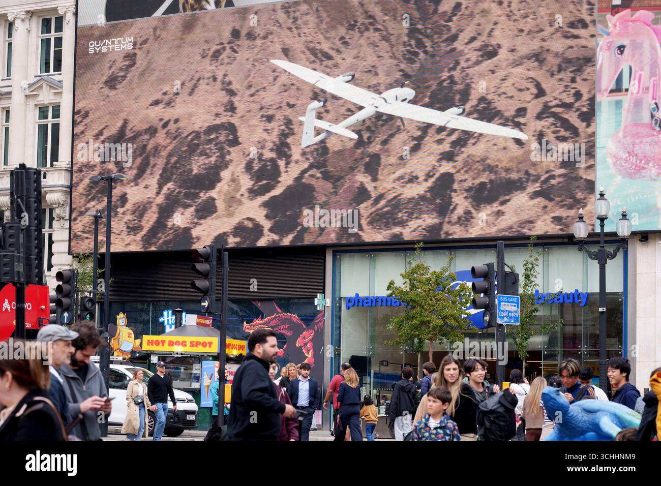 Alors que Londres se prépare à accueillir le salon DSEI (Defence and Security Equipment International), un panneau publicitaire pour « Quantum Systems » présente un avion aérien sans pilote au-dessus des acheteurs à Piccadilly Circus, le 2 septembre 2025, à Londres, en Angleterre. Quantum Systems se spécialise dans le développement, la conception et la production de systèmes aériens sans pilote multicapteurs avancés (UAS) qui collectent des renseignements aériens. Banque D'Images