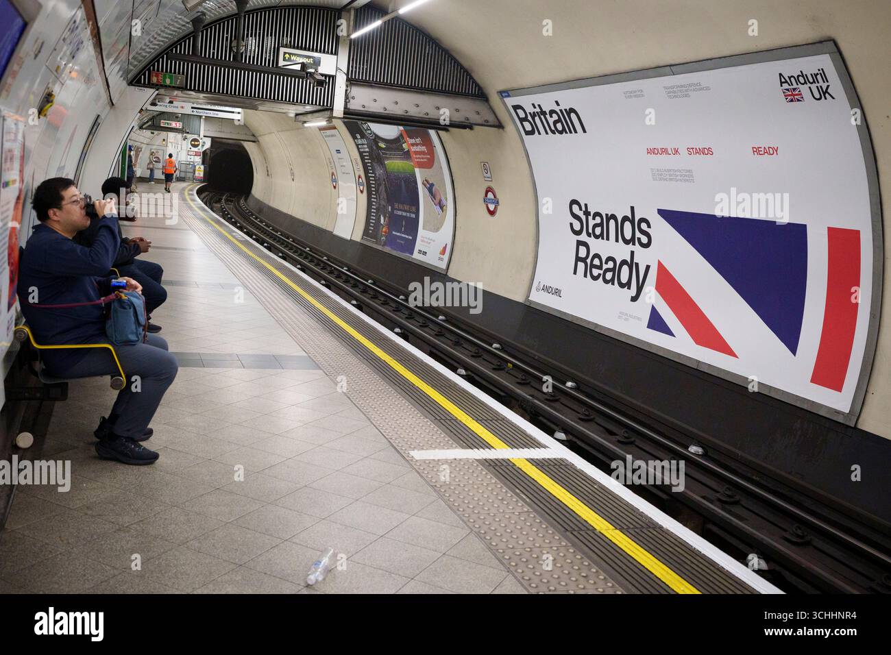 Alors que Londres se prépare à accueillir le salon DSEI (Defence and Security Equipment International), une publicité pour la société américaine Anduril, est vue à la station de métro Embankment, le 2 septembre 2025, à Londres, en Angleterre. Anduril Industries est une société américaine de technologie de défense spécialisée dans les systèmes autonomes. Banque D'Images