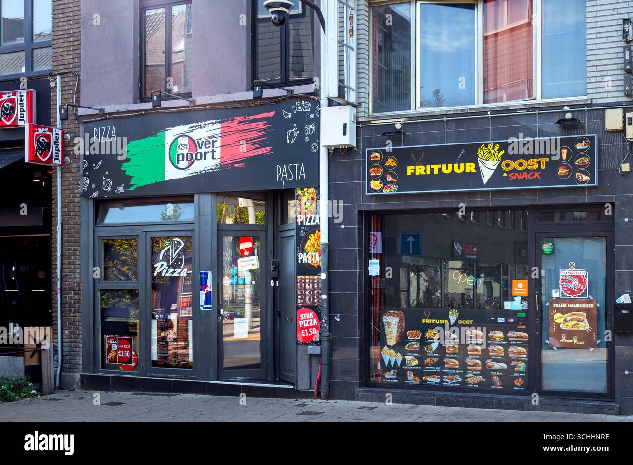 Snackbars / snack bars dans la rue Overpoortstraat / Overpoort, quartier de la vie nocturne pour les étudiants dans la ville de Gand, Flandre orientale, Belgique Banque D'Images