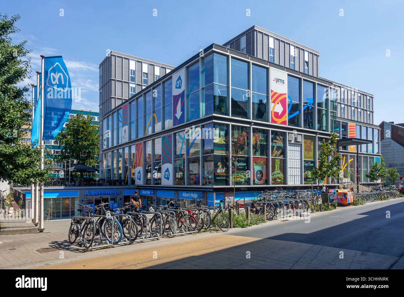 Supermarché Albert Heijn / AH dans la rue Overpoortstraat / Overpoort, quartier de la vie nocturne pour les étudiants dans la ville de Gand, Flandre orientale, Belgique Banque D'Images