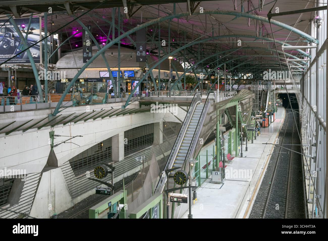 LILLE, FRANCE - 2025, 12 OCTOBRE : quais et voies ferrées de la gare Gare Lille Europe. Lille, France. Banque D'Images