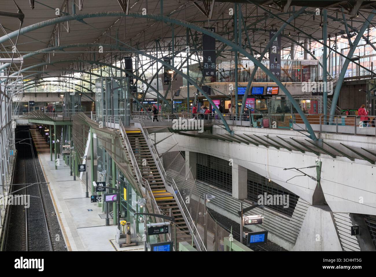 LILLE, FRANCE - 2025, 13 OCTOBRE : quais et voies ferrées de la gare Gare Lille Europe. Lille, France. Banque D'Images